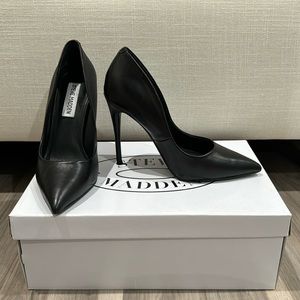 Steve Madden Daisie Black Leather Pumps